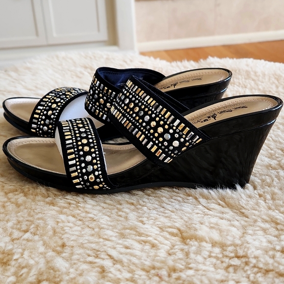 Gorgeous NWOT Coach And Four Dress Wedge Heel Sandals 🩶💛🖤 - Picture 16 of 16